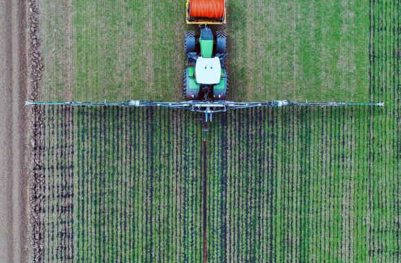 Farm equipment applying fertilizer selectively